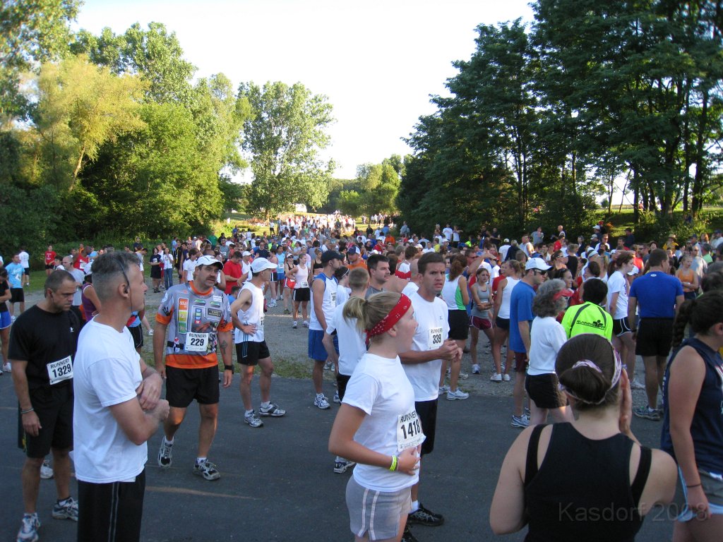 Run Thru Hell 2008 081.jpg - The runners begin migrating to the start area about 15 minutes before the   Planned >/Strong> start time.